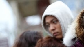 Personas visitan uno de los altares colocados en memoria de las víctimas de la masacre en la escuela elemental Sandy Hook.
