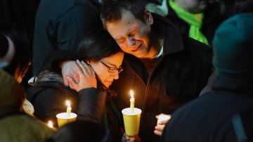 Anoche se realizaron vigilias en varias ciudades del país en memoria de las víctimas de la matanza en Connecticut.