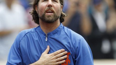 Dickey tuiteó sus agradecimientos a los fanáticos de los Mets y añadió que estaba listo para lanzar por los Jays.