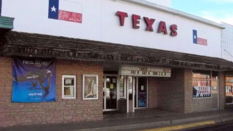 El atacante entró en un cine y efectuó un disparo pero sin herir a nadie.