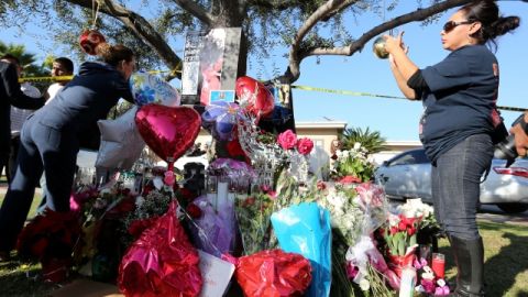 Admiradoras de Jenni Rivera frente al hogar de los padres de la cantante en Lakewood.