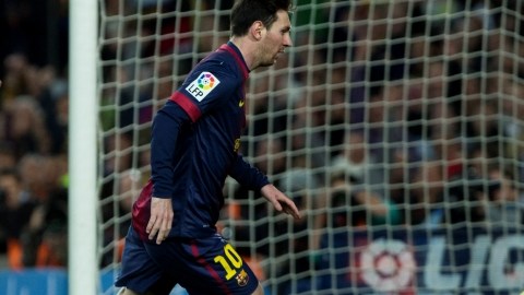 El argentino Lionel Messi celebra con unos felices aficionados su primer gol sobre el equipo de Falcao en la cancha del Camp Nou.