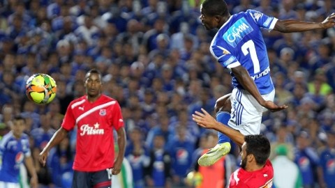 Wilberto Cosme de Millonarios  anota el primer gol ante el Independiente Medellín en la final celebrada en Bogotá.