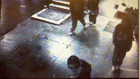 Los agresores del hispano fueron captados por una cámara de seguridad.
