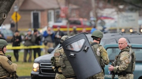 Miembros de un grupo élite de la policía salen de la iglesia Santa Rosa de Lima, ayer en Newtown, CT.
