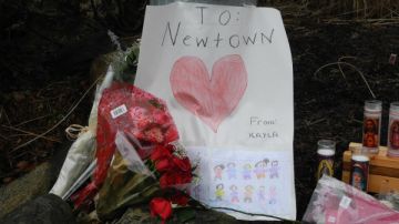 Uno de los diferentes altares en tributo a las víctimas de la escuela Sandy Hook, en Newtown, Connecticut.
