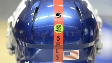 Las iniciales en inglés de la escuela primaria Sandy Hook, lugar de la masacre que conmovió al país, fueron escritas en los cascos de los Giants.