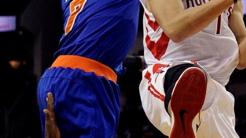 Jeremy Lin (der.) de los Rockets, disputa el balón con Carmelo Anthony, de los Knicks, durante el juego del pasado 23 de noviembre, ganado por los de Houston.