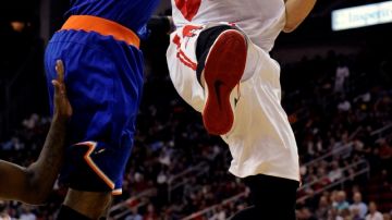 Jeremy Lin (der.) de los Rockets, disputa el balón con Carmelo Anthony, de los Knicks, durante el juego del pasado 23 de noviembre, ganado por los de Houston.