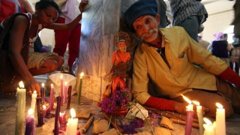 Miles van al santuario en La Habana para venerar y agradecer a San Lázaro, con sus penitencias y entrega de ofrendas.