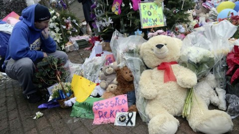 Las autoridades de Newtown crearon dos memoriales, donde la gente ha llevado cientos de flores, velas, juguetes y mensaje.