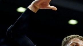 Blake Griffin (32) de los Clippers, clava el balón en el primer cuarto.