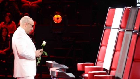 Lupillo Rivera dejó una rosa blanca en el sillón de Coach que ocupaba su hermana'.