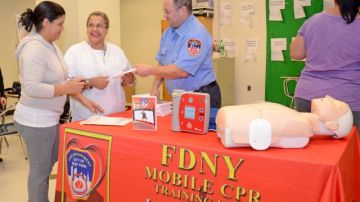Padres de Health Opportunity High School, en El Bronx, mientras aprenden qué hacer ante una emergencia. La Unidad Móvil de Entrenamiento de CPR de FDNY ha entrenado unas 60,000 personas en los cinco condados.