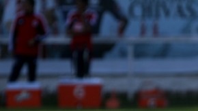 Miguel Sabah observa con atención la cancha de Verde Valle.