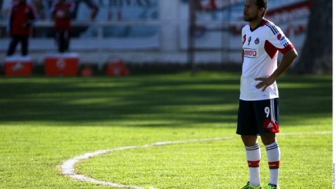 Miguel Sabah observa con atención la cancha de Verde Valle.