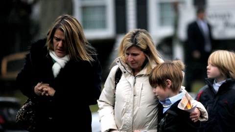 Dolientes salen del servicio fúnebre del pequeño Jack Pinto, de seis años, uno de los 20 niños que murieron en la masacre de escuela Sandy Hook.