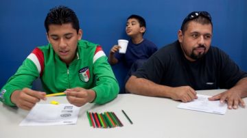 Un hombre que sólo se identificó como Gabriel toma, el 1 de marzo,  un curso de adaptación con sus hijos en Tijuana, México, después de haber sido deportado de los Estados Unidos. El programa ayuda a que los menores retomen sus estudios en ese país.