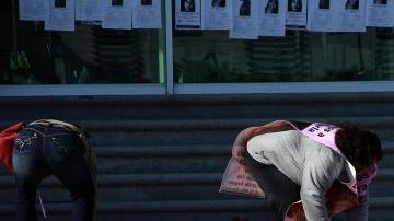 Pares de zapatos rojos colocados el 10 de diciembre de 2012, frente a la Fiscalía General del Estado, en Ciudad Juárez, como una protesta organizada por la artista plástica Elina Chauvet, en contra de la desaparición de mujeres registrada en esta urbe de México.