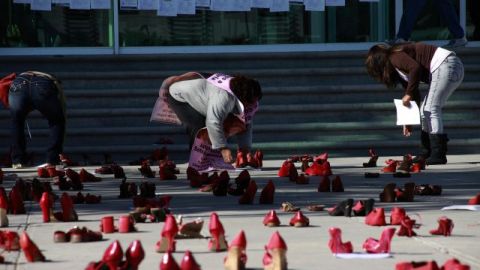 Pares de zapatos rojos colocados el 10 de diciembre de 2012, frente a la Fiscalía General del Estado, en Ciudad Juárez, como una protesta organizada por la artista plástica Elina Chauvet, en contra de la desaparición de mujeres registrada en esta urbe de México.