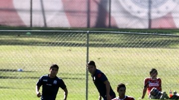 Jugadores de Chivas son vistos en acción durante el encuentro ante el Altamira, realizado en Verde Valle a puerta cerrada.