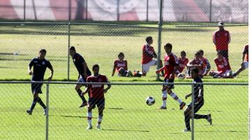 Jugadores de Chivas son vistos en acción durante el encuentro ante el Altamira, realizado en Verde Valle a puerta cerrada.