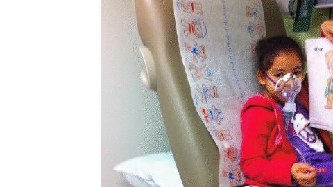 Mientras la pequeña Amanda recibe terapia para el asma, su madre Rosana De la Cuadra (d.) muestra el moho  en el baño de su apartamento de Brooklyn.