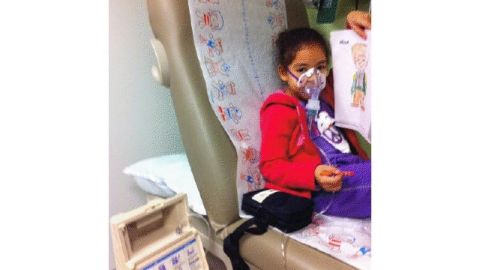 Mientras la pequeña Amanda recibe terapia para el asma, su madre Rosana De la Cuadra (d.) muestra el moho en el baño de su apartamento de Brooklyn.