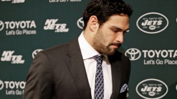 Mark Sánchez deja la conferencia de prensa luego de su pésima actuación que provocó la derrota y la eliminación de los Jets de la postemporada de la NFL.