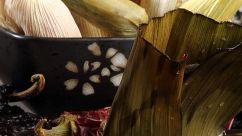 El maíz era la base de la comida maya. Era usado para hacer tortillas, tamales, y atole.