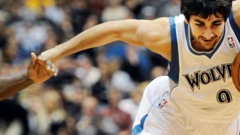 Ricky Rubio, de los Timberwolves controla el balón