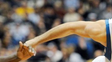 Ricky Rubio, de los Timberwolves controla el balón