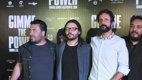 Los integrantres de Molotov posan con Olallo Rubio director de 'Gimme the power'.