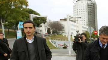 Ramón Canal (der.) y Daniel Medina, doctores del Barsa, salen  del Hospital Vall d'Hebrón, donde está hospitalizado Tito (recuadro).