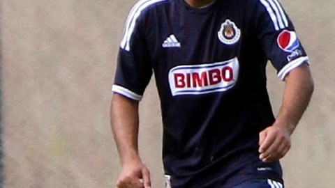 Marco Fabián realiza un disparo en una práctica.