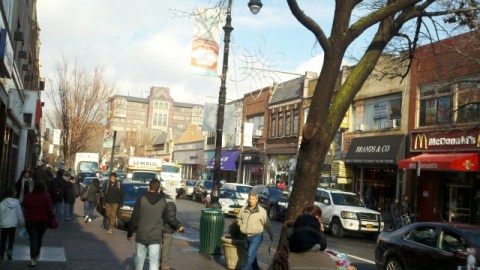 Vista parcial del corredor comercial de la calle 82, en Jackson Heights.
