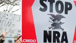 Atacar la violencia con armas será una de las prioridades principales del Presidente Barack Obama en su segundo término. En la foto, manifestantes realizan una marcha desde el Capitolio hacia los cuarteles generales de la Asociación Nacional del Rifle en Washington D.C. tras la masacre ocurrida en una escuela de Newtown, CT.