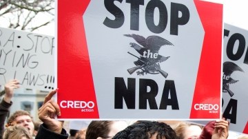 Atacar la violencia con armas será una de las prioridades principales del Presidente Barack Obama en su segundo término. En la foto, manifestantes realizan una marcha desde el Capitolio hacia los cuarteles generales de la Asociación Nacional del Rifle en Washington D.C. tras la masacre ocurrida en una escuela de Newtown, CT.