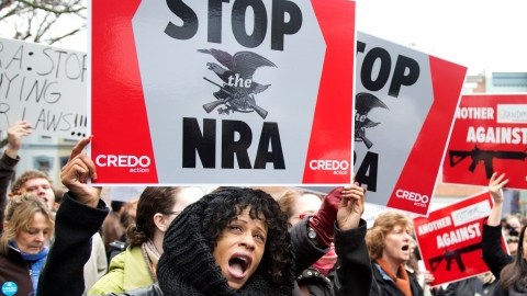 Atacar la violencia con armas será una de las prioridades principales del Presidente Barack Obama en su segundo término. En la foto, manifestantes realizan una marcha desde el Capitolio hacia los cuarteles generales de la Asociación Nacional del Rifle en Washington D.C. tras la masacre ocurrida en una escuela de Newtown, CT.