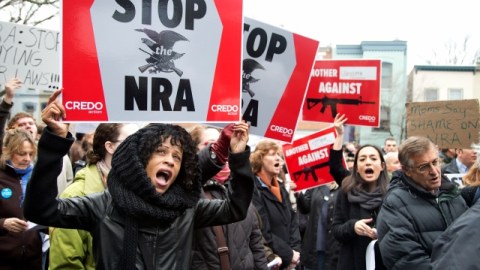 Atacar la violencia con armas será una de las prioridades principales del Presidente Barack Obama en su segundo término. En la foto, manifestantes realizan una marcha desde el Capitolio hacia los cuarteles generales de la Asociación Nacional del Rifle en Washington D.C. tras la masacre ocurrida en una escuela de Newtown, CT.