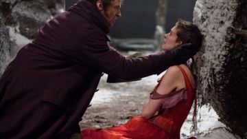 Hugh Jackman  y Anne Hathaway en una escena de  "Les Misérables".