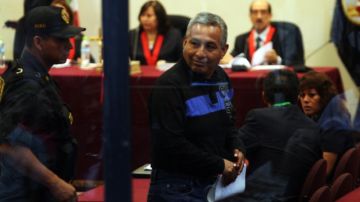 Florindo Eleuterio Flores Hala, alias "camarada Artemio"(c), durante el juicio oral en su contra  en la Base Naval del Callao.