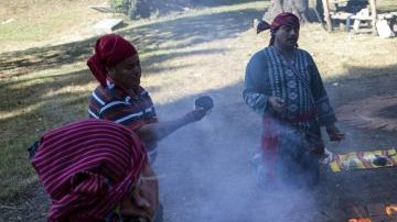 Un grupo de sacerdotes mayas participa en una ceremonia en el sitio arqueológico Kaminal Juyu en Ciudad de Guatemala.