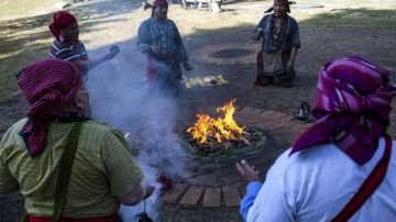 Un grupo de sacerdotes mayas participa en una ceremonia en el sitio arqueológico Kaminal Juyu en Ciudad de Guatemala.