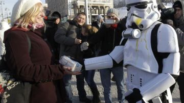 En Ucrania, personajes de "Star Wars" entregaban hoy sal y papel sanitario para enfrentar "el supuesto fin del mundo".