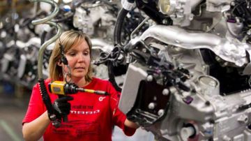 Las concesionarias de GM reemplazarán el capó si no tiene el segundo pestillo. En la foto, una empleada de una planta GM en Oshawa, Ontario.