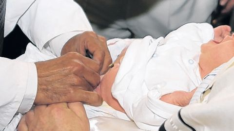 Muchos padres latinos que han emigrado a EEUU y tienen hijos en este país, se enfrentan al dilema de si deben o no circuncidar a sus hijos varones.