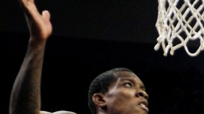 Los jugadores de los Clippers, Ronny Turiaf (der) y  Eric Bledsoe,  son piezas importantes en la máquina ofensiva del equipo angelino.