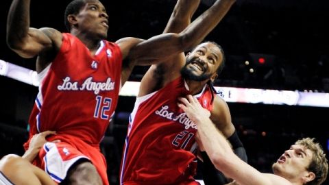 Los jugadores de los Clippers, Ronny Turiaf (der) y  Eric Bledsoe,  son piezas importantes en la máquina ofensiva del equipo angelino.