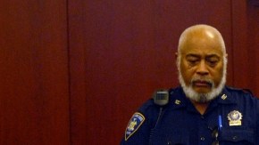 El expolicía Kenneth Moreno escucha su sentencia a un año de prisión pronunciada ayer por el juez Gregory Carro en la Corte Criminal de Manhattan.